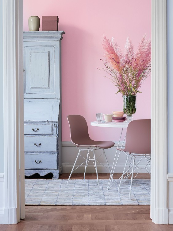 Ściana jadalni pomalowana kolorem różowym Candy Pink z Beckers Designer Colour