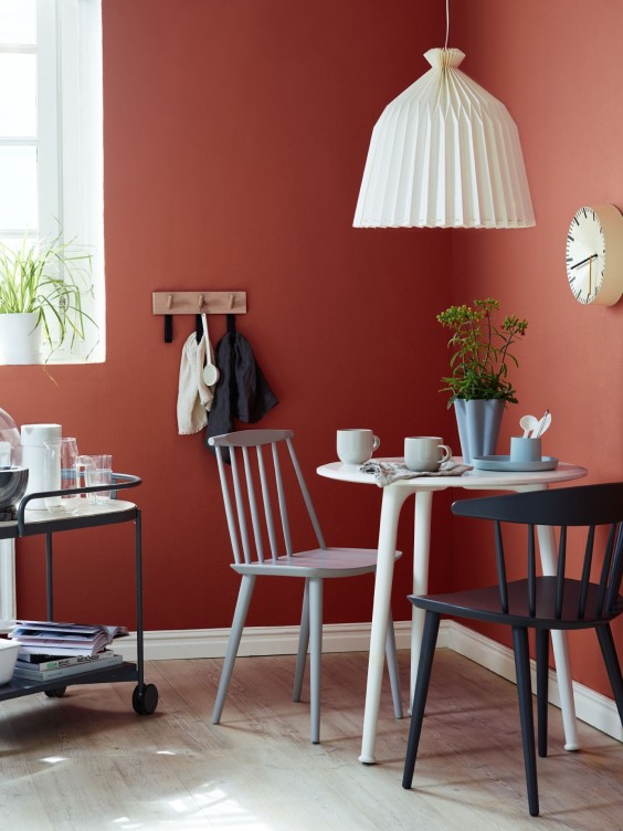 Ściana w jadalni pomalowana Dark Raspberry z kolekcji Beckers Designer Colour