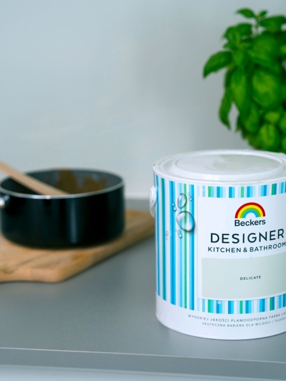 Kolor City Walk na ścianie w kuchni z linii farb Beckers Designer Kitchen & Bathroom