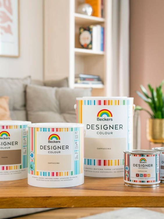 Ujęcie pokoju pomalowanego produktami z linii Beckers Designer Colour w kolorach Frappe oraz Cappuccino oraz Beckers Designer Universal