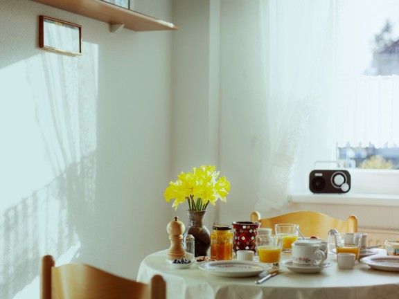 Ściana w kuchni pomalowana odcieniem Simple z kolekcji Beckers Designer Kitchen & Bathroom