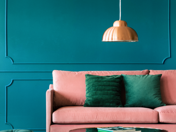 Ściana w salonie pomalowana odcieniem Cleopatra z palety Beckers Designer Colour