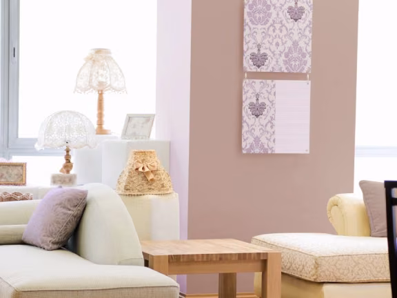 Ściana w salonie pomalowana odcieniami  Frappe i Misty Violet z kolekcji Beckers Designer Colour 