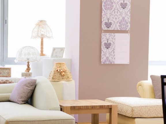 Ściana w salonie pomalowana odcieniami  Frappe i Misty Violet z kolekcji Beckers Designer Colour