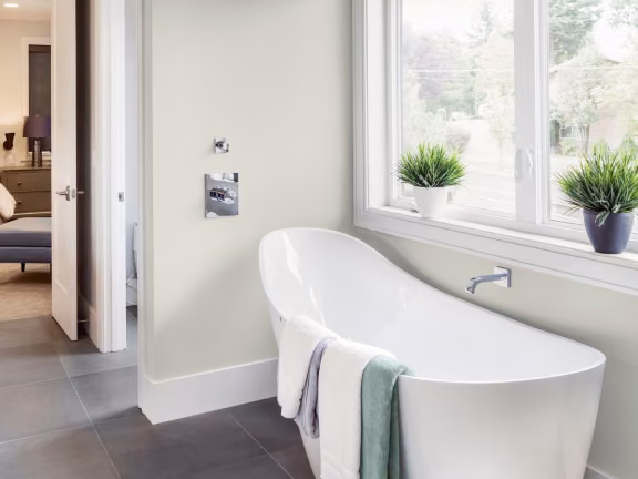 Ściany w łazience pomalowane odcieniem Linen white z kolekcji Beckers Designer Kitchen & Bathroom