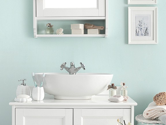 Ściany w łazience pomalowane odcieniem Simple z kolekcji  Beckers Designer Kitchen & Bathroom