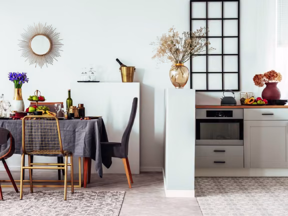 Ściana w kuchni pomalowana produktem Beckers Väggfärg White w odcieniu White 