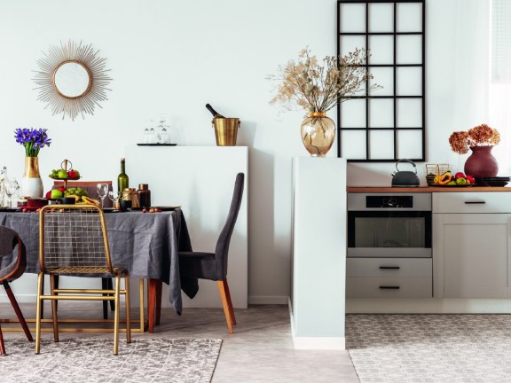 Ściana w kuchni pomalowana produktem Beckers Väggfärg White w odcieniu White