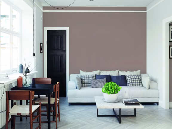 Ściana w salonie pomalowana odcieniami Chocolate Pudding z kolekcji Beckers Väggfärg Colour oraz White z kolekcji Beckers Väggfärg Kitchen & Bathroom