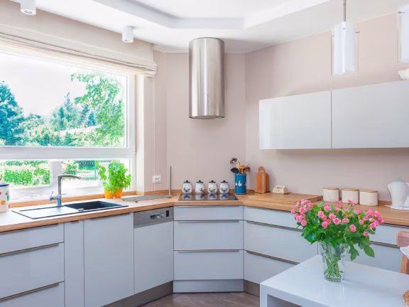 Ściana w kuchni pomalowana odcieniem Sweet almond z kolekcji Beckers Designer Kitchen & Bathroom