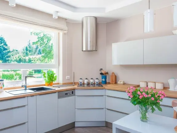 Ściana w kuchni pomalowana odcieniem Sweet almond z kolekcji Beckers Designer Kitchen & Bathroom