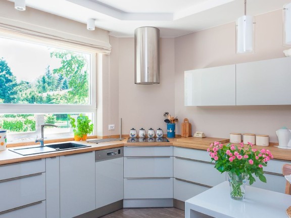 Ściana w kuchni pomalowana odcieniem Sweet almond z kolekcji Beckers Designer Kitchen & Bathroom