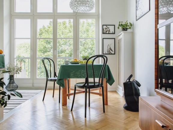 Klasyczna jadalnia w odcieniu Classic White z linii Beckers It's Simple