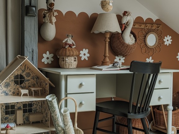 Lamperia pomalowana kolorem Brownie z Beckers Designer Colour