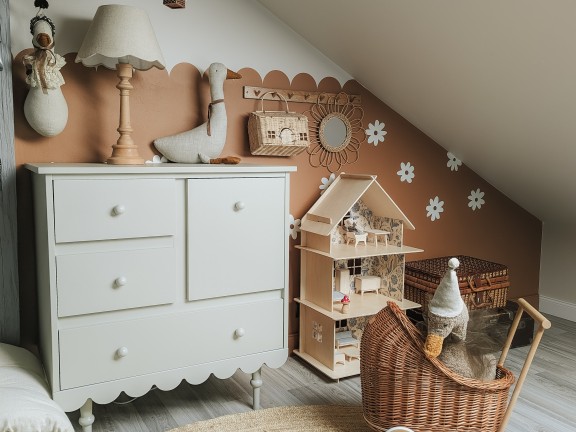 Lamperia pomalowana kolorem Brownie z Beckers Designer Colour