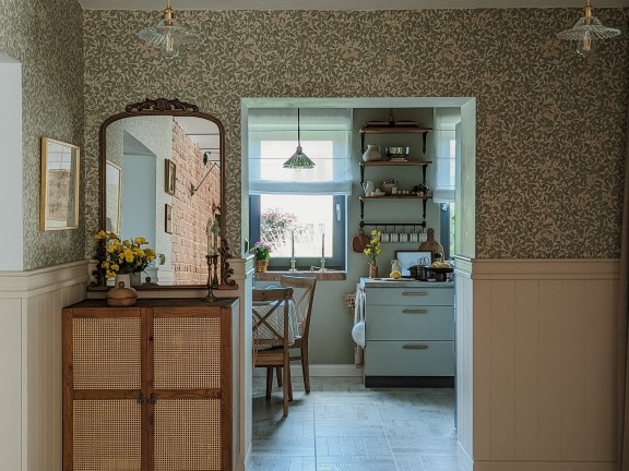 Lamperia pomalowana kolorem Macadamia Beckers Designer Colour