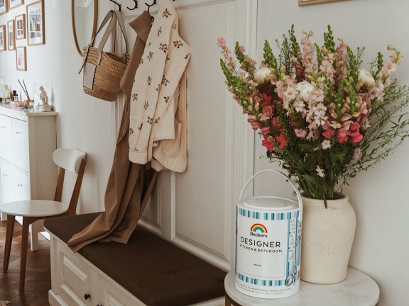 Przedpokój pomalowany odcieniem White Beckers Designer Kitchen & Bathroom