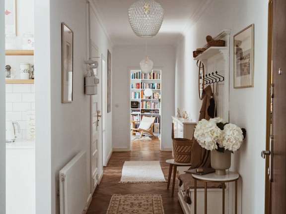 Korytarz pomalowany odcieniem White Beckers Designer Kitchen & Bathroom 