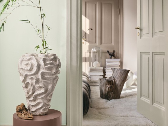 Ściana w przedpokoju w odcieniu Magic Day i ściana w salonie w odcieniu Hope