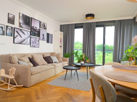 Ujęcie pokoju przed pomalowaniem produktami z linii Beckers Designer Colour w kolorach Frappe oraz Cappuccino oraz Beckers Designer Universal