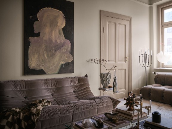 Ściana w salonie w kolorze Hope