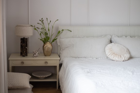 Ściana w sypialni pomalowana odcieniem Beckers Designer Colour