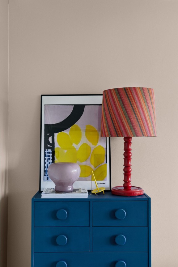 Komoda pomalowana Nile z palety Beckers Designer Universal. Ściana w salonie odnowiona Hope z kolekcji Beckers Designer Collection.