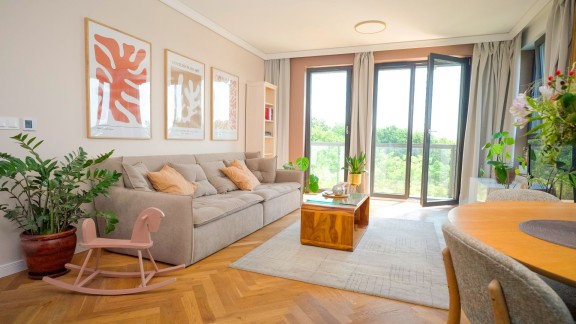 Ściana w salonie pomalowana odcieniami Cappuccino i Frappe