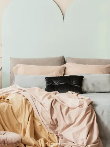 ściana w salonie pomalowana odcieniem  Mellow z palety Beckers Designer Collection