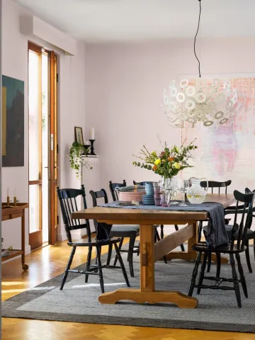 Ściana w salonie pomalowana odcieniem Powder Pink z kolekcji Beckers Designer Colour 