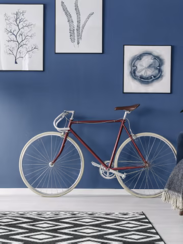 Ściana w salonie pomalowana odcieiem Marina Blue z kolekcji Beckers Designer Colour