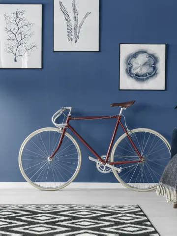 Ściana w salonie pomalowana odcieiem Marina Blue z kolekcji Beckers Designer Colour