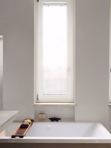 Ściany w łazience pomalowane odcieniem Porcelain grey z kolekcji Beckers Designer Kitchen & Bathroom
