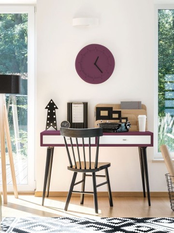 Jasne biuro intensywne meble