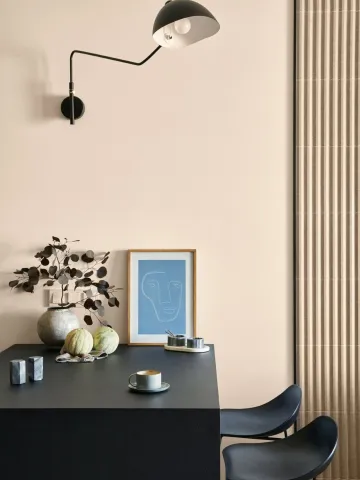 Ściana w jadalni pomalowana kolorem Cream z kolekcji Beckers Designer Collection