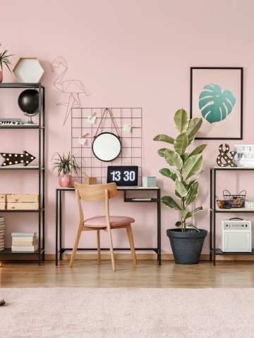 Pudrowy róż pokój dla nastolatki