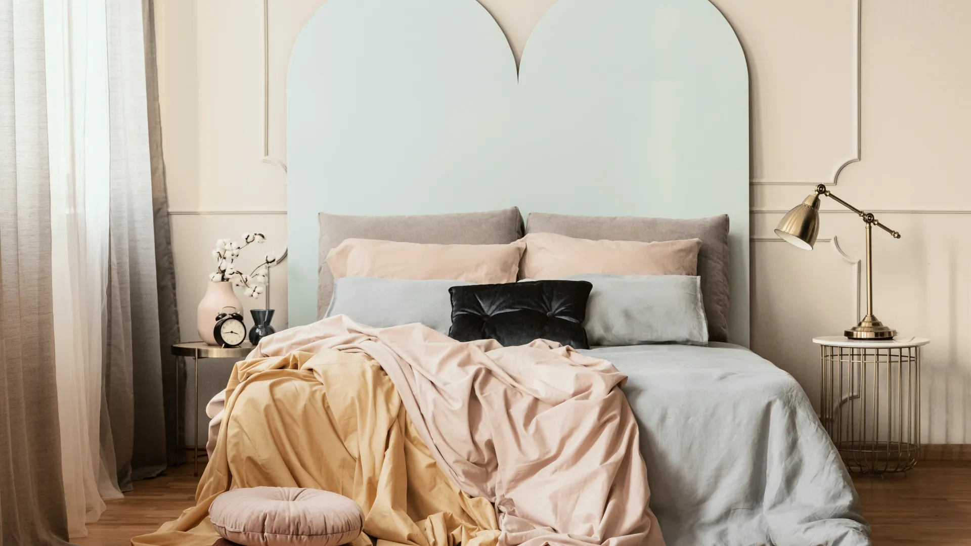 lekki beż w sypialni