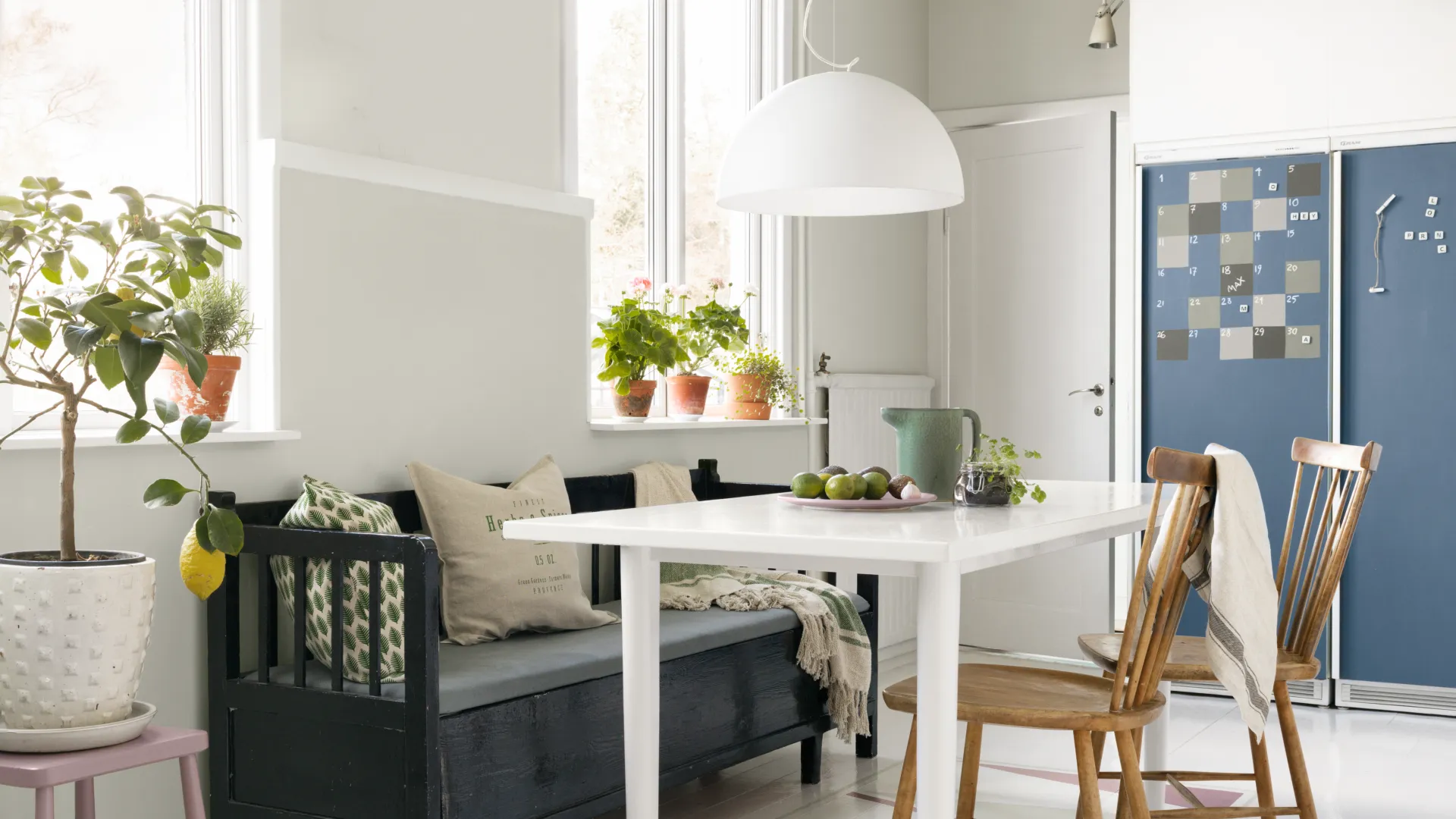 kuchnia z jadalnią w kolorach