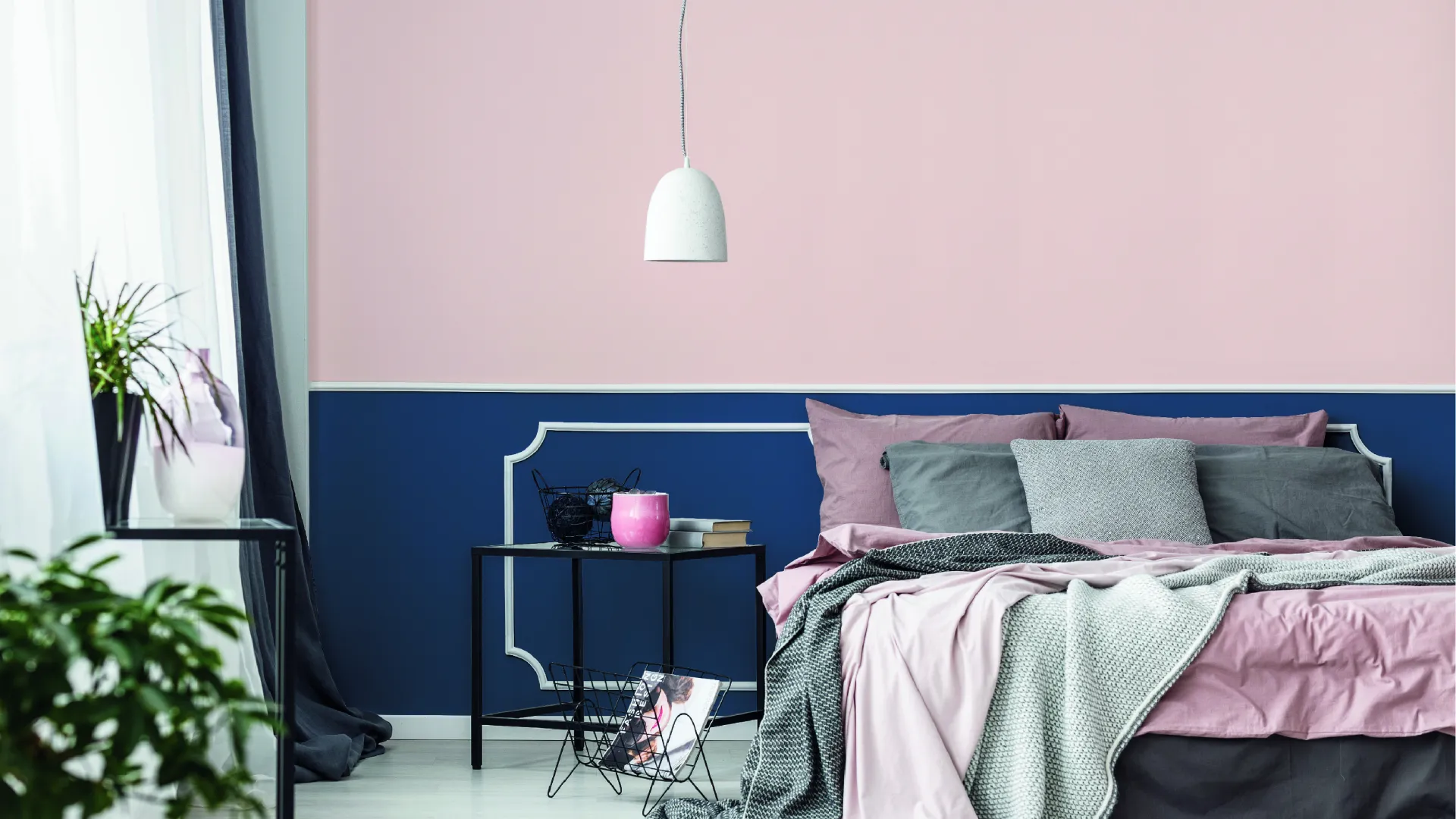 jasno ciemna sypialnia