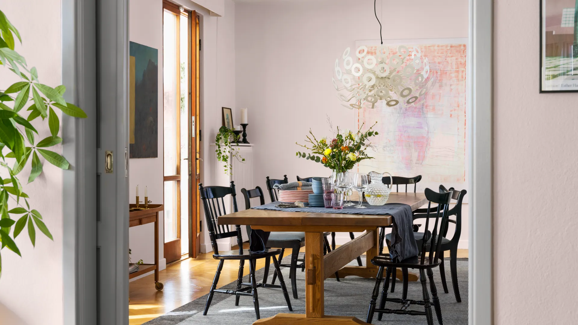 delikatny róż w salonie