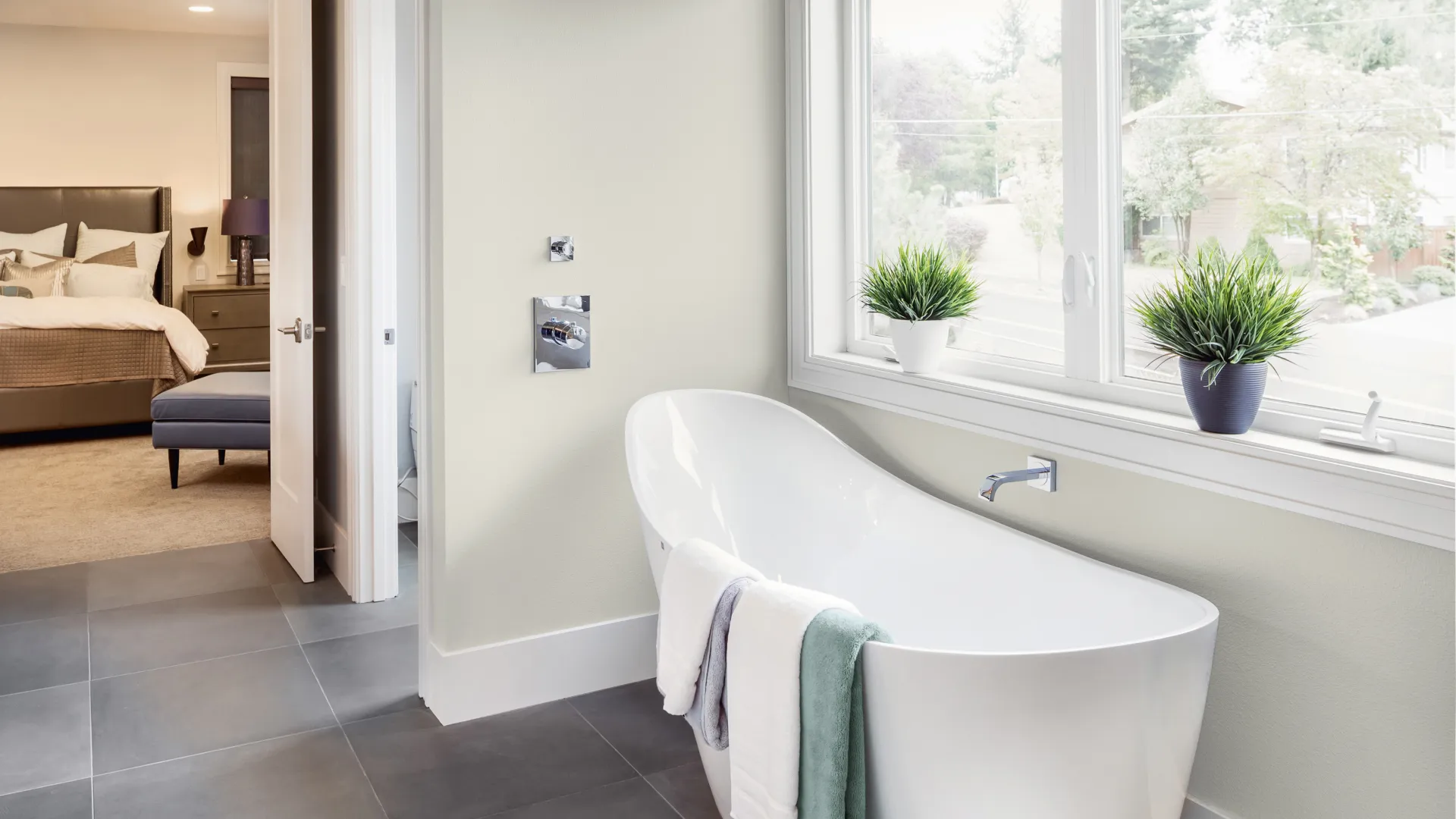 jasna ciepła łazienka linen white