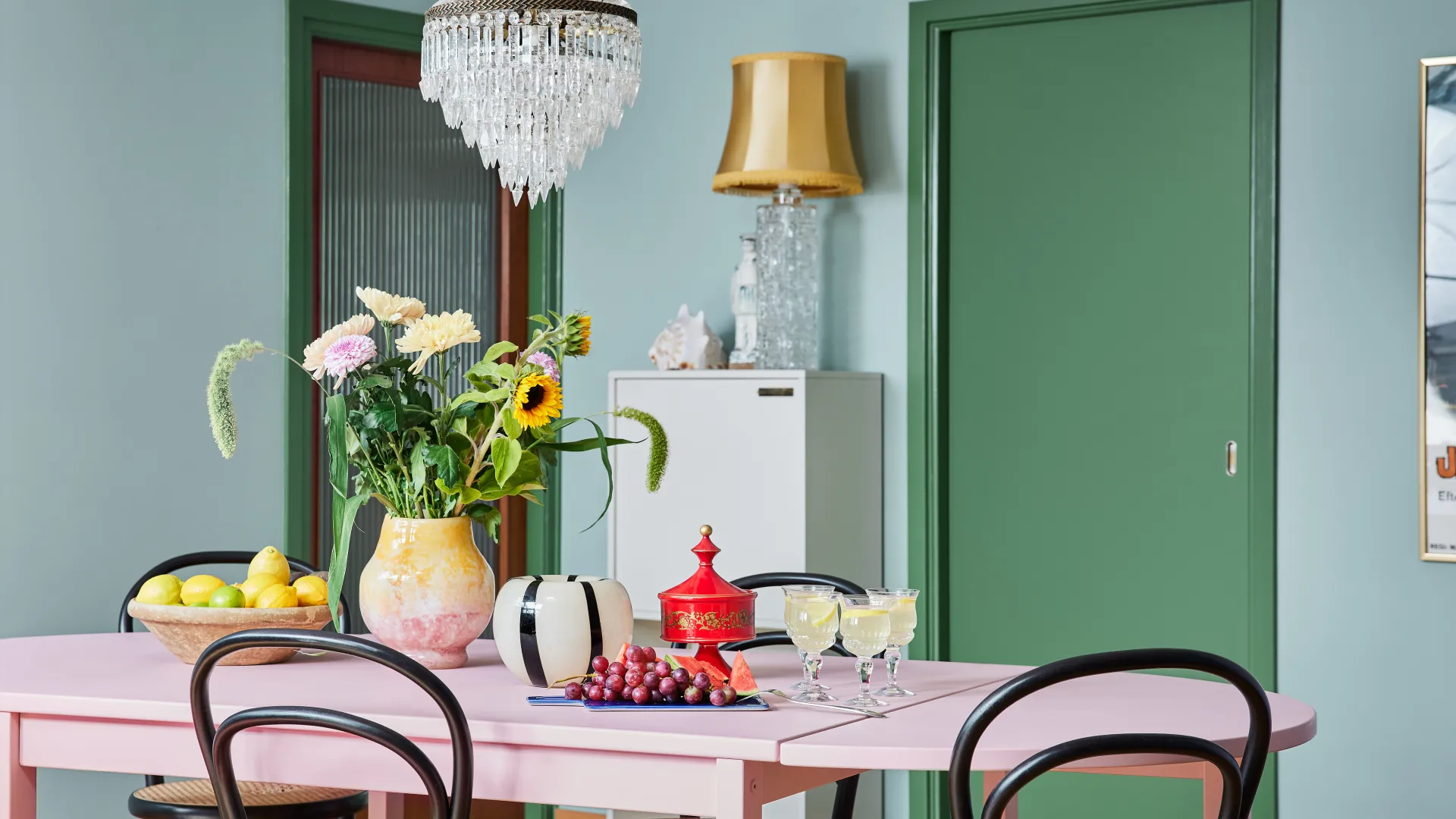 zielona kuchnia różowy stół aranżacja