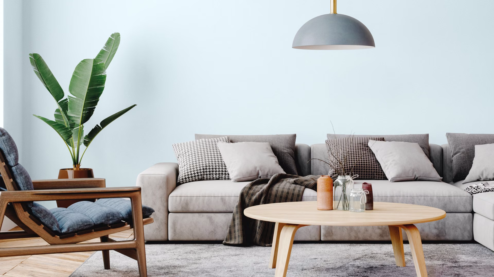 Błękitna ściana w salonie pomalowana odcieniem Free Spirit z kolekcji Beckers Designer Color