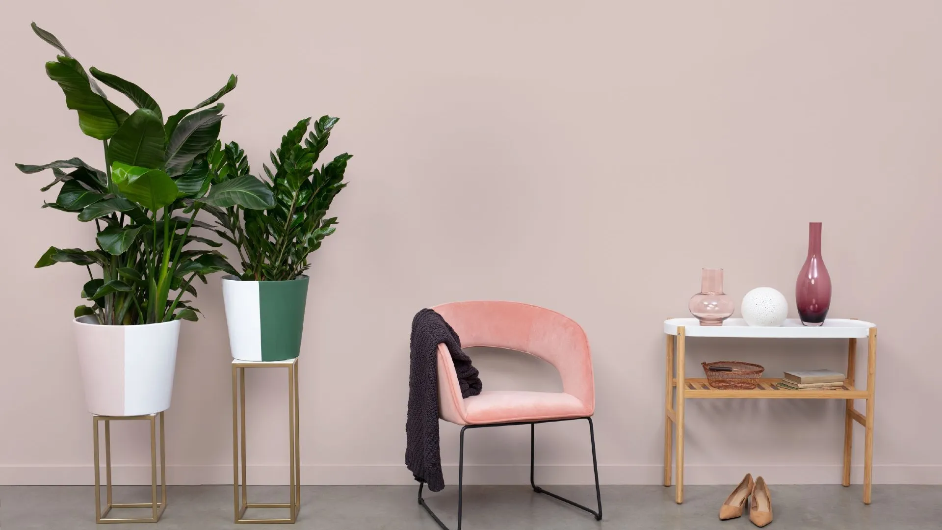 pudrowy róż w salonie