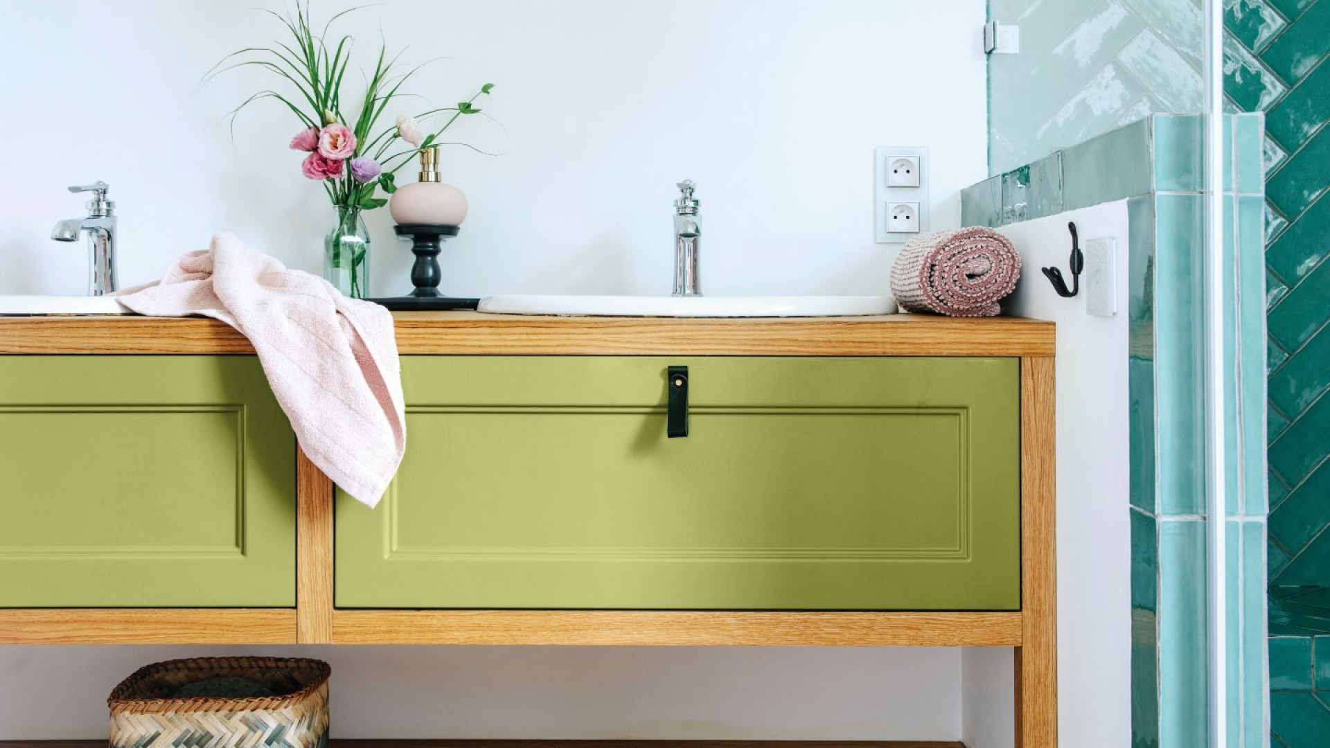 Inspiracja łazienki z komodą w kolorze zielonym