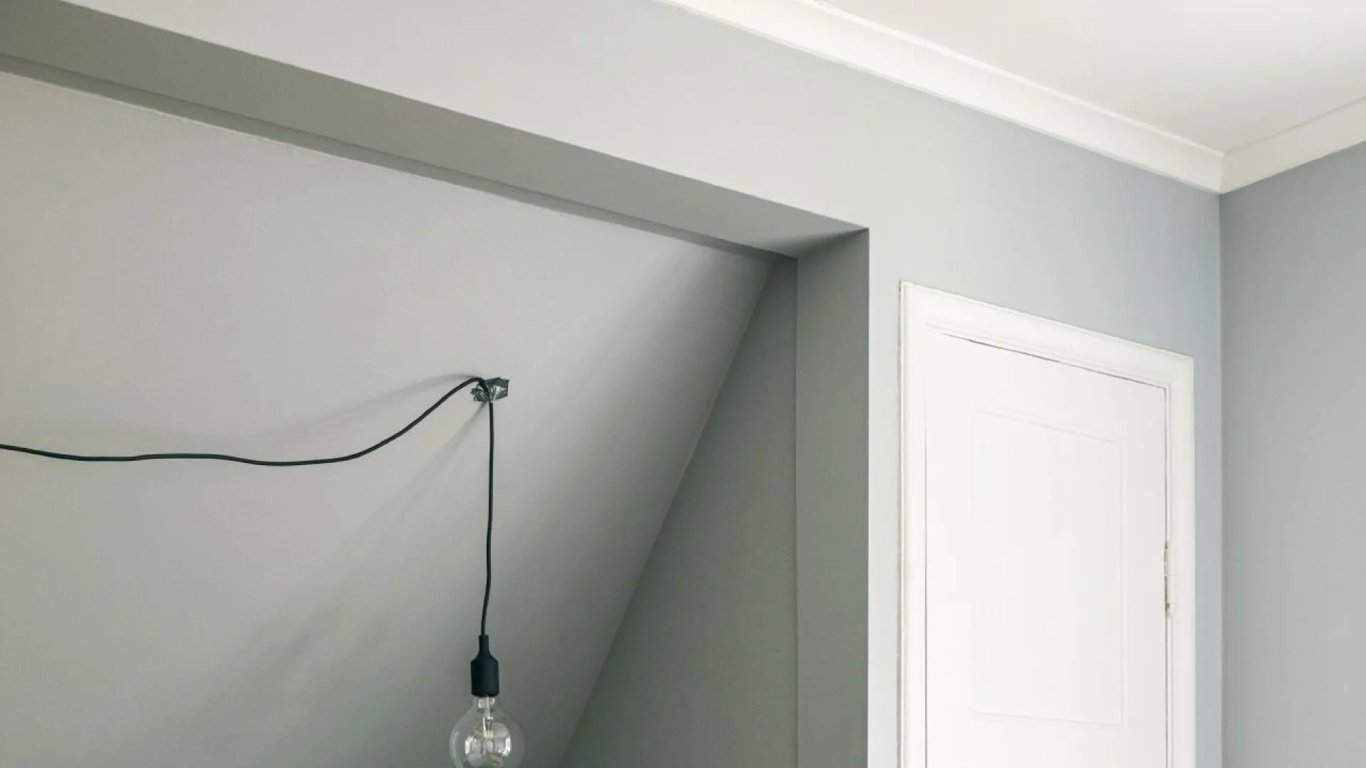 Neutralny szary kolor w salonie