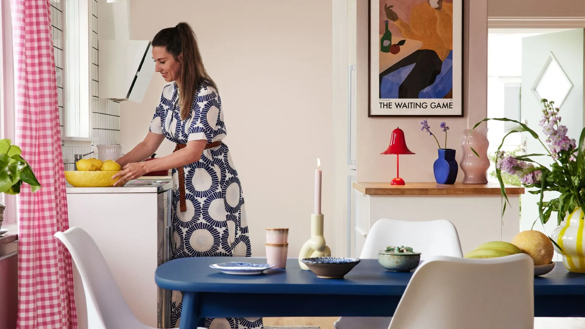 Ściana w salonie pomalowana odcieniem Hope z kolekcji Beckers Designer Collection i stół pomalowany kolorem Nile z palety Beckers Designer Universal