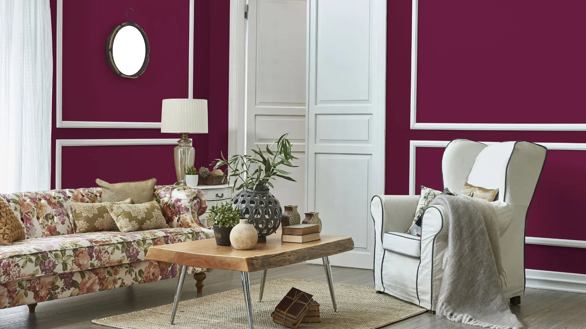 przytulny salon w kolorach burgundowych