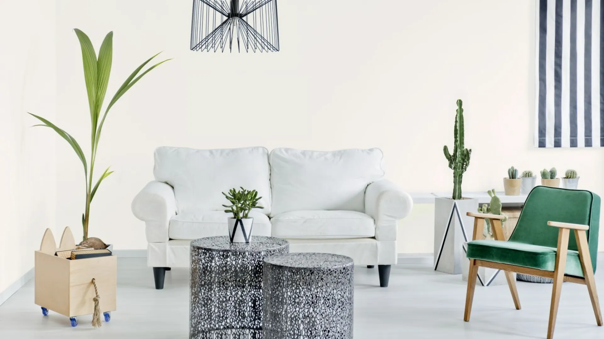 Jasne kolory ścian w salonie - kolor Magic day