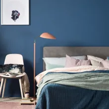 Ściana w sypialni pomalowana odcieniem Midnight z kolekcji Beckers Designer Collection